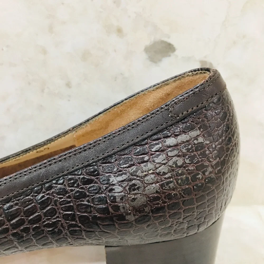 SALVATORE FERRAGAMO {8A2} Brown Embossed Leather Pumps - Picture 5 of 15